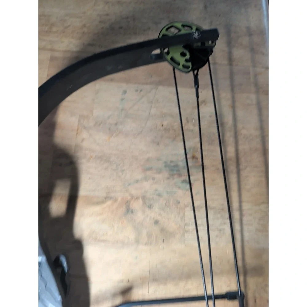 Barnett Tom Cat Youth Bow/3 Practice Arrows And Big Game Retractable Gear Lift